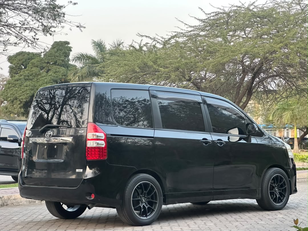Toyota Noah new thumbnail 9